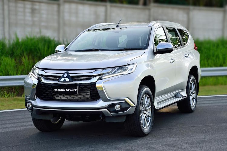 Chiếc SUV cỡ trung  Pajero Sport thế hệ mới đã gây ấn tượng mạnh với phần đầu có thiết kế được Mitsubishi gọi là "Dynamic Shield", với lưới tản nhiệt mạ chrome kiểu dáng phức tạp và cặp đèn pha LED chiếu sáng ban ngày sắc sảo.